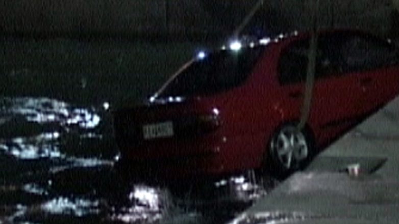 Αυτοκίνητο βυθισμένο στη θάλασσα στη Γλυφάδα