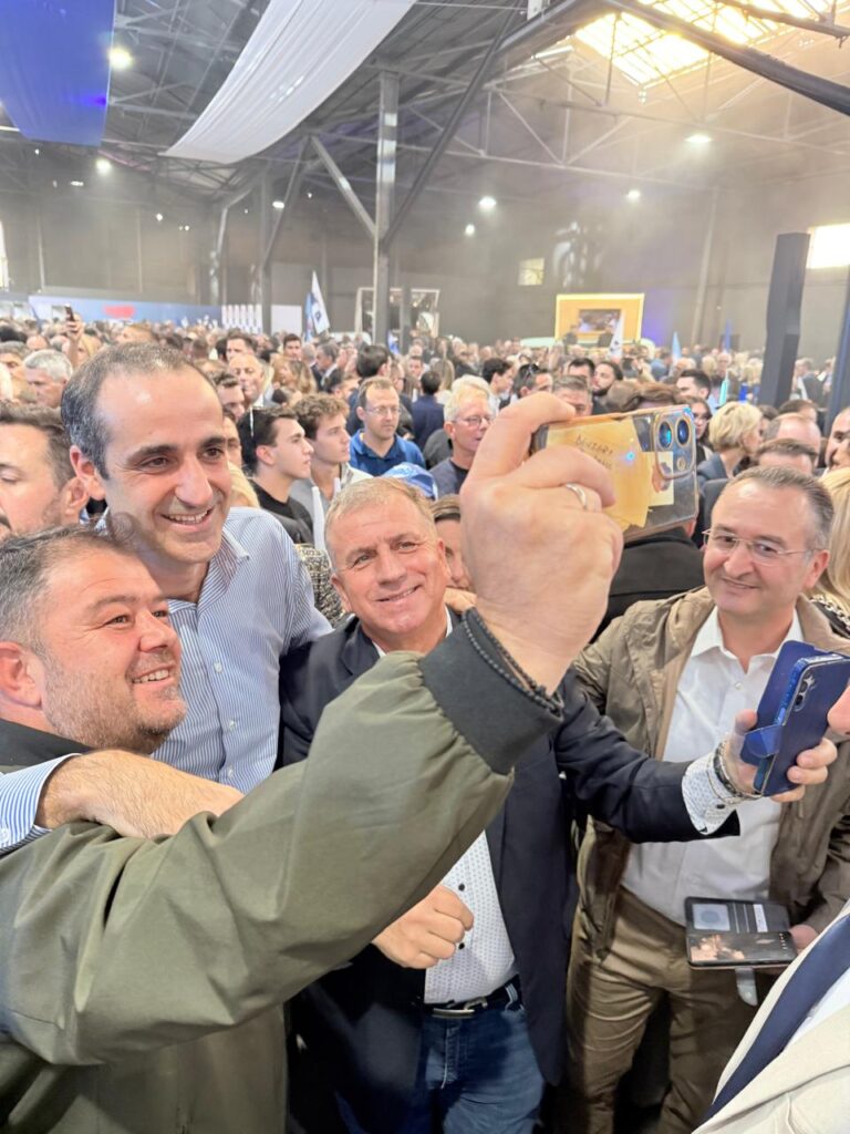 Η θερμή υποδοχή στον Γρηγόρη Δημητριάδη στην εκδήλωση για τα 52 χρόνια της ΝΔ ΦΩΤΟ 5 Η θερμή υποδοχή στον Γρηγόρη Δημητριάδη στην εκδήλωση για τα 52 χρόνια της ΝΔ ΦΩΤΟ