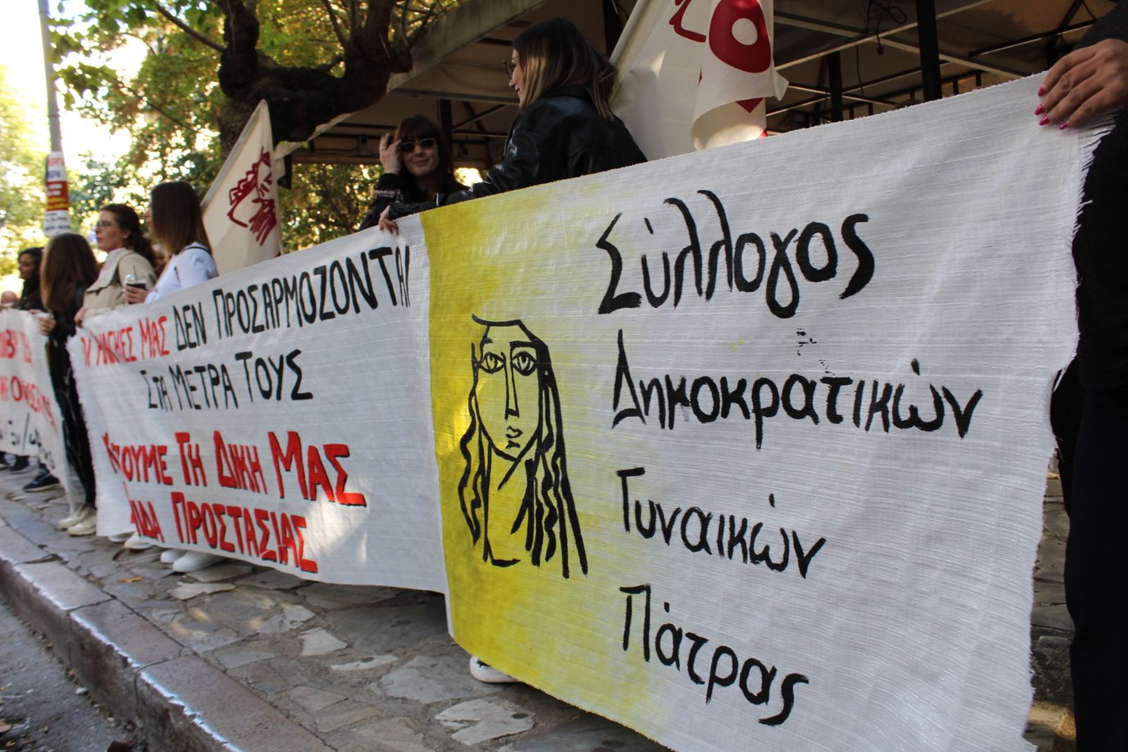 Ο Σύλλογος Δημοκρατικών Γυναικών σε συλλαλητήριο κατά του πολέμου
