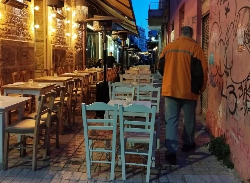 Πάτρα: Απειλές, ηχορύπανση και προσφυγή στη δικαιοσύνη για παράνομα τραπεζάκια στην Ηφαίστου – Στο «κόκκινο» η κατάσταση στον πεζόδρομο ΦΩΤΟ