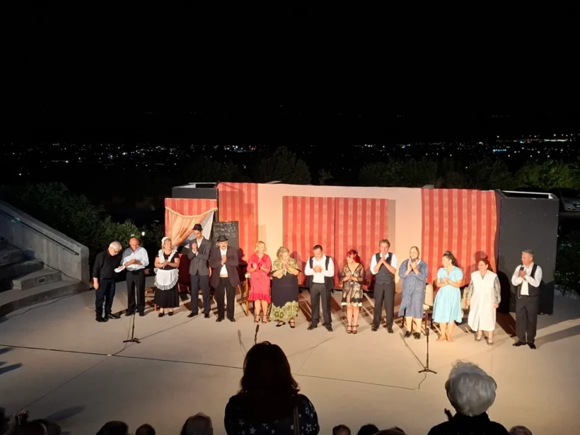 Η θεατρική ομάδα «Θεατροσκόπιο» παρουσιάζει την κωμωδία «Δεν είμ’ εγώ» 4 Η θεατρική ομάδα «Θεατροσκόπιο» παρουσιάζει την κωμωδία «Δεν είμ’ εγώ»