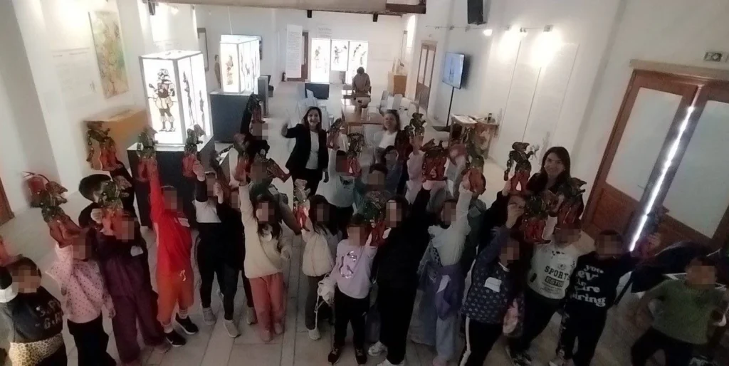 Μαθητές του Δημοτικού Καλαβρύτων κοντά στο Θέατρο Σκιών ΦΩΤΟ 5 Μαθητές του Δημοτικού Καλαβρύτων κοντά στο Θέατρο Σκιών ΦΩΤΟ