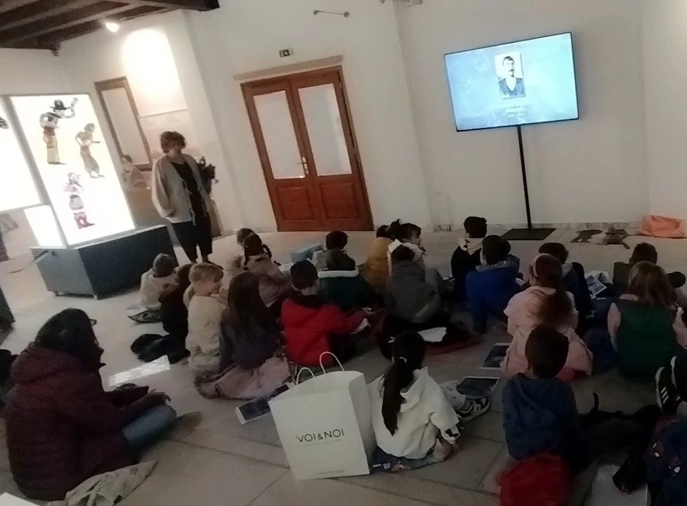Μαθητές του Δημοτικού Καλαβρύτων κοντά στο Θέατρο Σκιών ΦΩΤΟ 6 Μαθητές του Δημοτικού Καλαβρύτων κοντά στο Θέατρο Σκιών ΦΩΤΟ