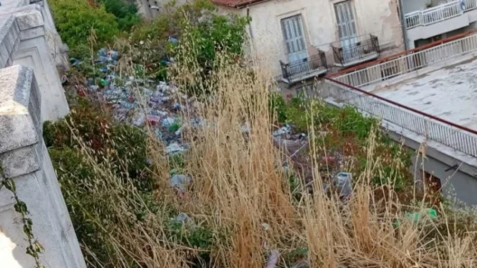 Ψηλαλώνια: Σκουπίδια και εγκατάλειψη στο κέντρο της Πάτρας 17 Ψηλαλώνια: Σκουπίδια και εγκατάλειψη στο κέντρο της Πάτρας