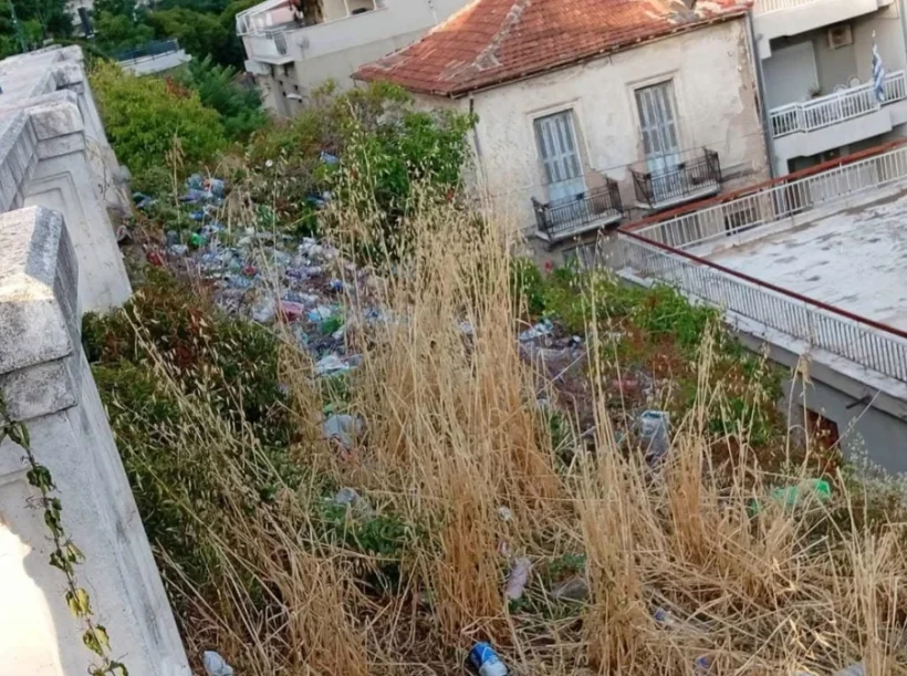 Ψηλαλώνια: Σκουπίδια και εγκατάλειψη στο κέντρο της Πάτρας 4 Ψηλαλώνια: Σκουπίδια και εγκατάλειψη στο κέντρο της Πάτρας