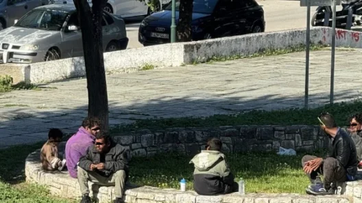 Πάτρα: Αγανακτισμένοι οι κάτοικοι στην πλατεία Κύπρου για τους σκηνίτες Ρομά 15 Πάτρα: Αγανακτισμένοι οι κάτοικοι στην πλατεία Κύπρου για τους σκηνίτες Ρομά