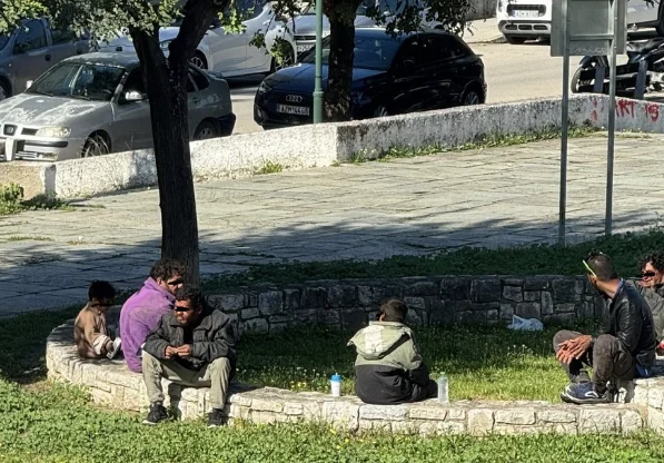 Πάτρα: Αγανακτισμένοι οι κάτοικοι στην πλατεία Κύπρου για τους σκηνίτες Ρομά