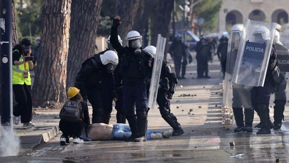 Επεισόδια στην Αλβανία – Τραυματίες από την αστυνομική επέμβαση 7 Επεισόδια στην Αλβανία – Τραυματίες από την αστυνομική επέμβαση