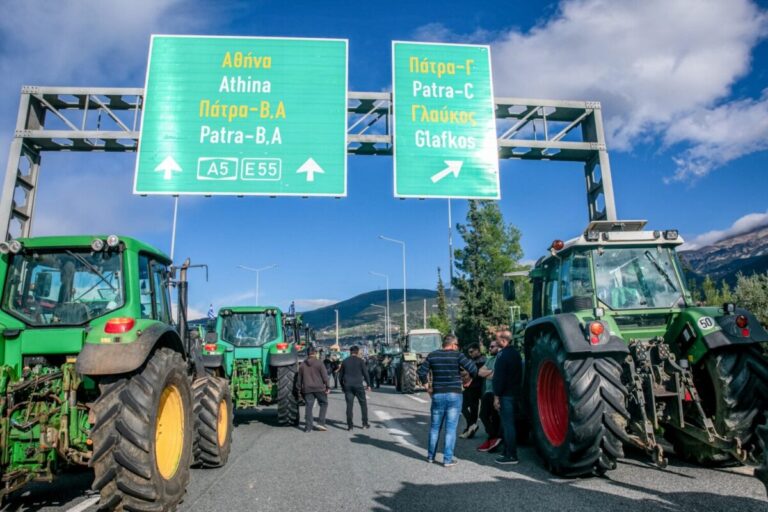 Αγρότες με πανό και μπουκάλια σε διαδήλωση στους δρόμους της Πάτρας
