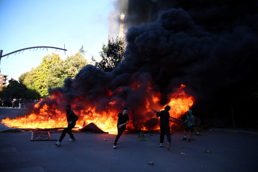 Αλβανία: Στον δρόμο οι φοιτητές κατά του Ράμα - Φωτιά στο υπ. Παιδείας ΦΩΤΟ 7 Αλβανία: Στον δρόμο οι φοιτητές κατά του Ράμα - Φωτιά στο υπ. Παιδείας ΦΩΤΟ