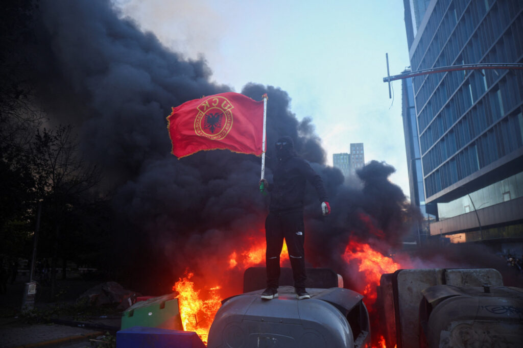 Αλβανία: Στον δρόμο οι φοιτητές κατά του Ράμα - Φωτιά στο υπ. Παιδείας ΦΩΤΟ 5 Αλβανία: Στον δρόμο οι φοιτητές κατά του Ράμα - Φωτιά στο υπ. Παιδείας ΦΩΤΟ