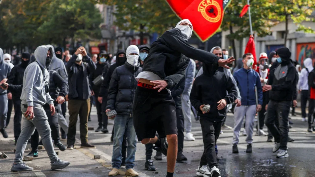 Αλβανία: Πέταξαν πέτρες στην Βουλή και σε υπουργεία BINTEO