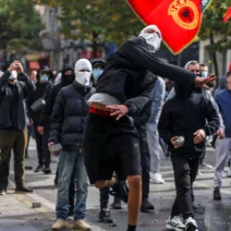 Αλβανία: Πέταξαν πέτρες στην Βουλή και σε υπουργεία BINTEO
