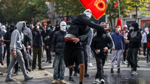 Αλβανία: Πέταξαν πέτρες στην Βουλή και σε υπουργεία BINTEO 13 Αλβανία: Πέταξαν πέτρες στην Βουλή και σε υπουργεία BINTEO