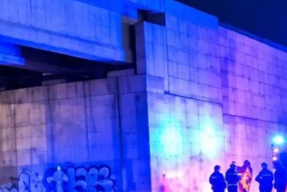 Γυναίκα πάνω σε γέφυρα στην Αλεξανδρούπολη