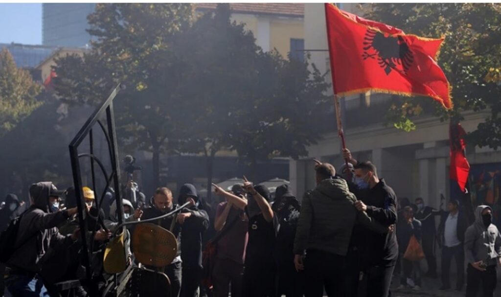 Αλβανία: Στον δρόμο οι φοιτητές κατά του Ράμα - Φωτιά στο υπ. Παιδείας ΦΩΤΟ