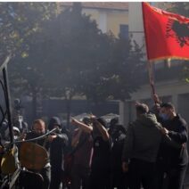 Αλβανία: Στον δρόμο οι φοιτητές κατά του Ράμα - Φωτιά στο υπ. Παιδείας ΦΩΤΟ