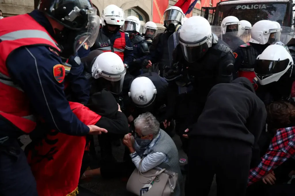 Αλβανία: «Φλέγεται» από διαδηλώσεις κατά Ράμα με καταστροφές και τραυματίες ΦΩΤΟ 8 Αλβανία: «Φλέγεται» από διαδηλώσεις κατά Ράμα με καταστροφές και τραυματίες ΦΩΤΟ