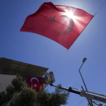 Σημαία της Τουρκίας με κόκκινο φόντο και λευκό αστέρι και ημισφαίρ…