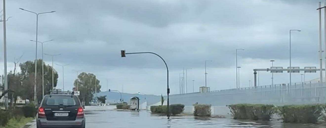 Πλημμυρισμένη ακτή Δυμαίων στην Πάτρα, με υδάτινα κύματα που καλύπ…