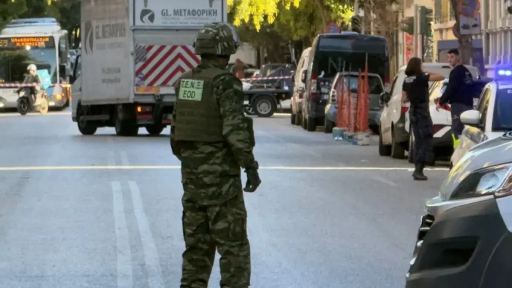 Αθήνα: Χειροβομβίδα έξω από καφέ στο κέντρο ΒΙΝΤΕΟ-ΦΩΤΟ 6 Αθήνα: Χειροβομβίδα έξω από καφέ στο κέντρο ΒΙΝΤΕΟ-ΦΩΤΟ