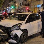 Πάτρα: Αυτοκίνητο «θέρισε» σταθμευμένα μηχανάκια αναστατώνοντας το κέντρο ΦΩΤΟ