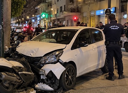 Πάτρα: Αυτοκίνητο «θέρισε» σταθμευμένα μηχανάκια - Αναστάτωση στο κέντρο ΦΩΤΟ