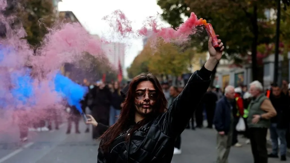 Τίρανα: Χιλιάδες στους δρόμους κατά του Ράμα – «Παραιτήσου» φωνάζουν οι πολίτες 6 Τίρανα: Χιλιάδες στους δρόμους κατά του Ράμα – «Παραιτήσου» φωνάζουν οι πολίτες