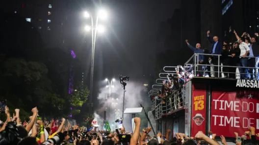 Λούλα και Μπλοσονάρου σε εκλογική συγκέντρωση στη Βραζιλία
