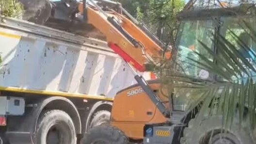 Σκηνή από το βίντεο «Μάχη» στο καθαριστήριο του δήμου στην Αγυιά