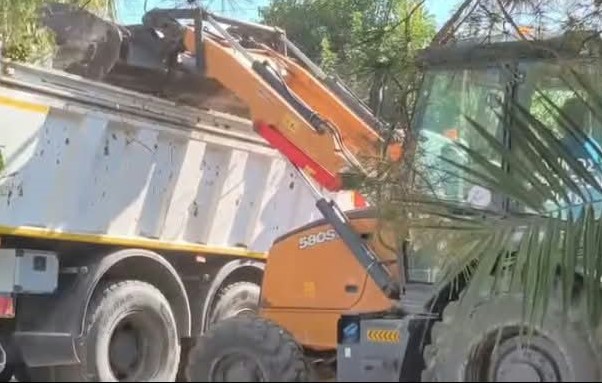 Σκηνή από το βίντεο «Μάχη» στο καθαριστήριο του δήμου στην Αγυιά