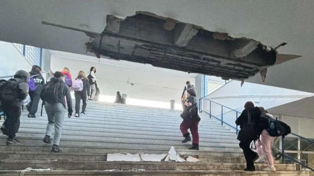 Νέο Ηράκλειο: Κατέρρευσε τμήμα οροφής σε σχολείο που ανακαινίστηκε πρόσφατα
