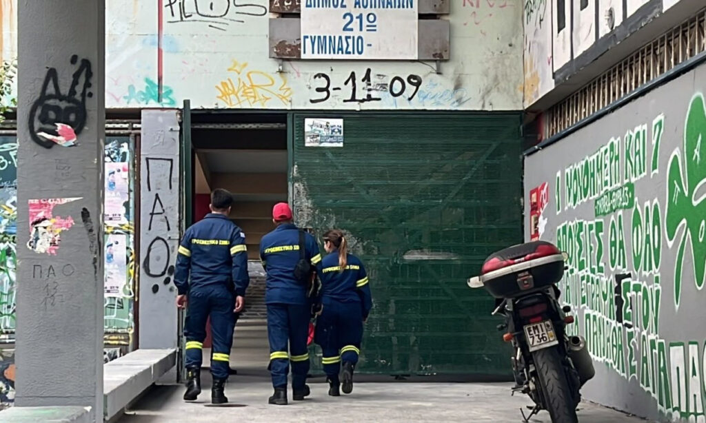 Αστυνομικοί και πυροσβέστες στο σχολείο Γκράβα ελέγχουν τη διαρρο…