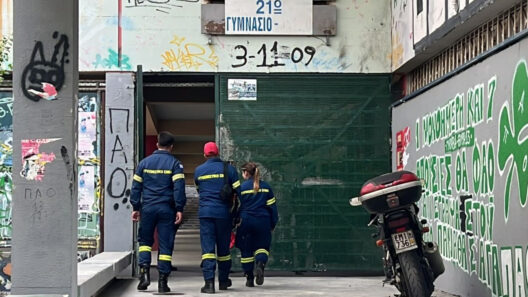 Αστυνομικοί και πυροσβέστες στο σχολείο Γκράβα ελέγχουν τη διαρρο…