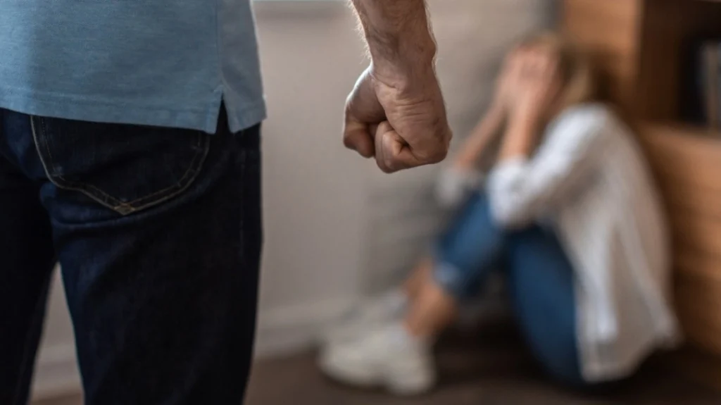Ηράκλειο: Ξυλοκόπησε τη σύντροφό του και επέστρεψε για δεύτερη επίθεση*