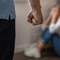 Ηράκλειο: Ξυλοκόπησε τη σύντροφό του και επέστρεψε για δεύτερη επίθεση*