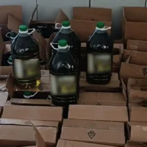 Φλώρινα: Θα έριχνε στην αγορά ελαιόλαδο αμφιβόλου ποιότητας και αγνώστου προέλευσης 2 Φλώρα παρουσιάζει μπουκάλι ελαιόλαδο υψηλής ποιότητας