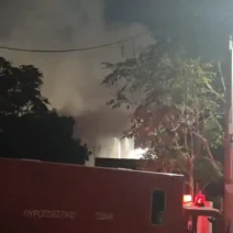 Αιγάλεω: Φωτιά κατέστρεψε βαφείο ενώ σκάγανε μπουκάλες ΒΙΝΤΕΟ 1 Φωτιά στο Αιγάλεω, καπνός και πυρκαγιά σε κτίριο