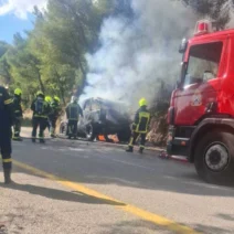 Φωτιά σε αυτοκίνητο στην Πάρνηθα ΦΩΤΟ - ΒΙΝΤΕΟ