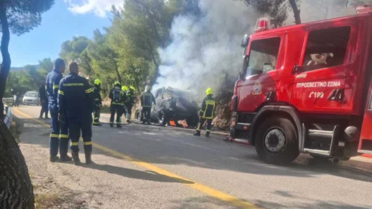 Φωτιά σε αυτοκίνητο στην Πάρνηθα ΦΩΤΟ - ΒΙΝΤΕΟ