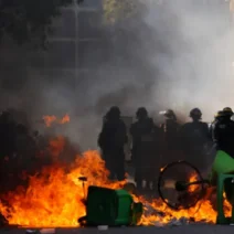 Φωτογραφία AP με γαλλική σημαία και τοπία