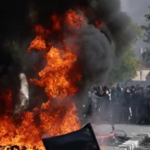 Γαλλία: Έκαψαν γυναίκα, ξυλοκόπησαν αστυνομικό στις διαδηλώσεις ΒΙΝΤΕΟ 1 Γαλλικοί φοιτητές σε διαμαρτυρία στους δρόμους