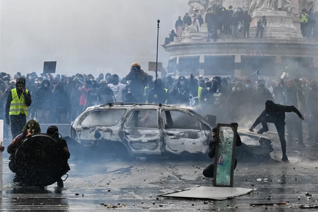 Δημόσια διαδήλωση στη Γαλλία με συγκρούσεις, φώτιες και πολλούς κρ…