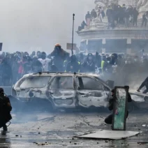 Δημόσια διαδήλωση στη Γαλλία με συγκρούσεις, φώτιες και πολλούς κρ…