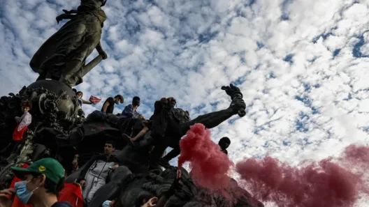 Γαλλία: Χιλιάδες μαθητές στους δρόμους λόγω της συνεχιζόμενης εξέγερσης 14 Γαλλία: Χιλιάδες μαθητές στους δρόμους λόγω της συνεχιζόμενης εξέγερσης