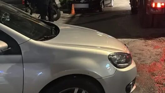 Σκηνή τροχαίου ατυχήματος με αυτοκίνητο, ενήλικα και παιδί