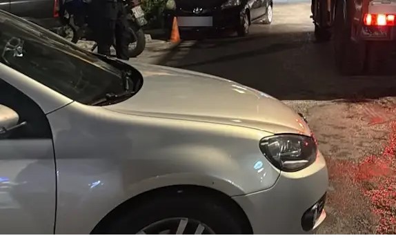 Σκηνή τροχαίου ατυχήματος με αυτοκίνητο, ενήλικα και παιδί