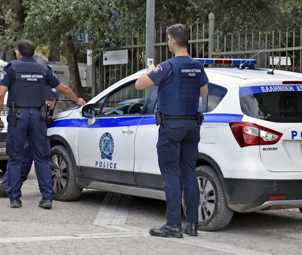 Φωτογραφία που δείχνει αστυνομικό με όπλο σε περιοχή Μεσολόγγι