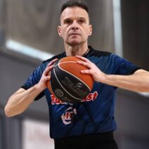 Μπάσκετ: Προφυλακίστηκε ο πρώην διαιτητής Παπαπέτρου 1 Ο πρώην διαιτητής ΠΑΠΑΠΕΤΡΟΥ σε δικαστική αίθουσα
