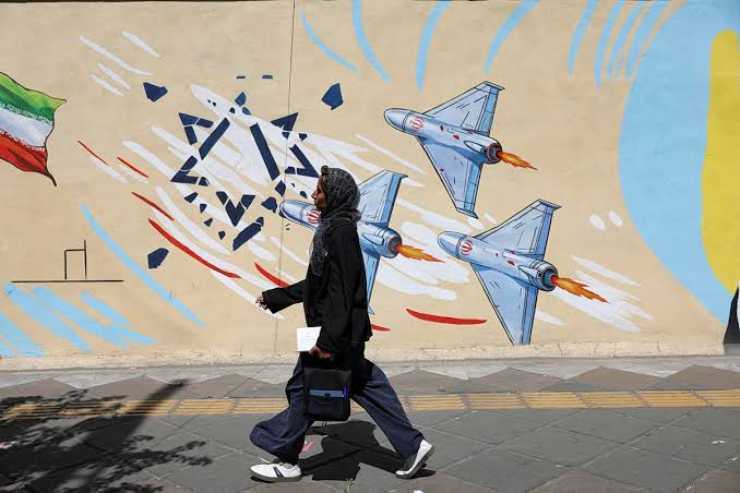 Αμερικανικό στρατιωτικό αεροσκάφος σε απογείωση ενόψει βόμβαρδισ…